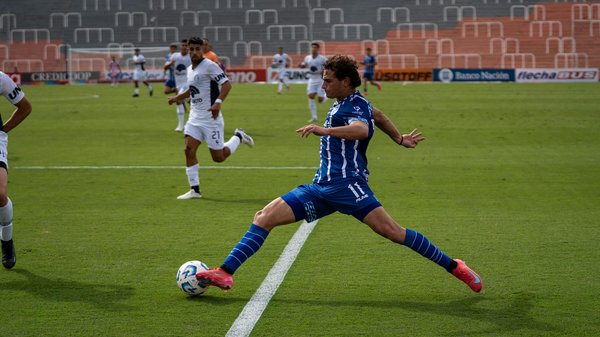 Come posso abituare un gatto di razza Munchkin all'uso di una nuova tipologia di tiragraffi?